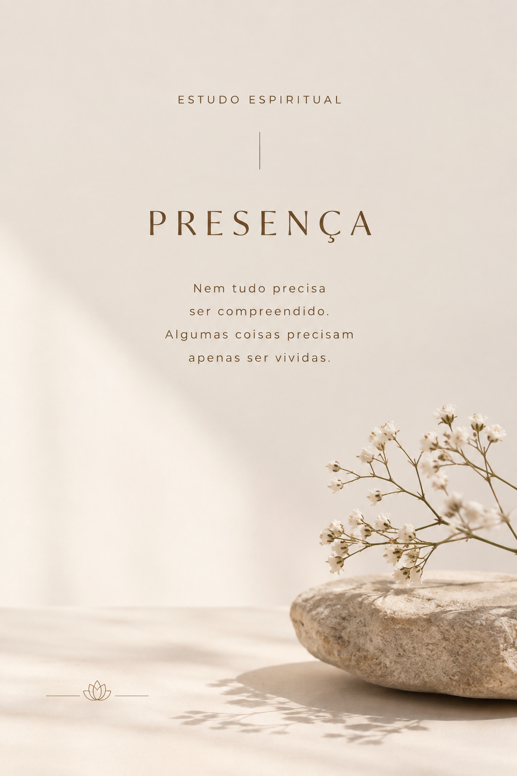 Um fundo claro com uma pedra e flores pequenas, e texto que fala sobre presença e compreensão em um estudo espiritual.